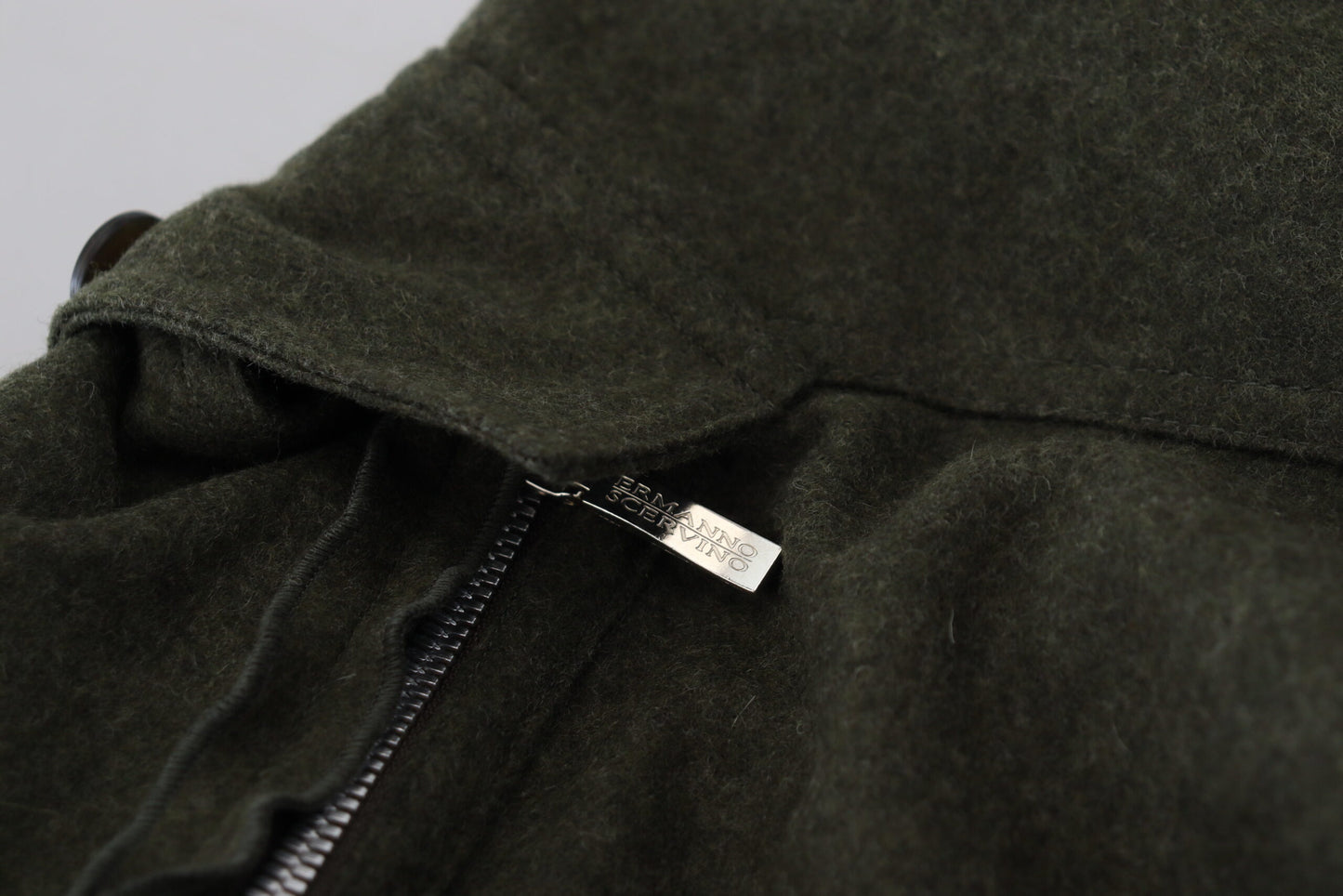 Ermanno Scervino groene, taps toelopende broek voor dames met vetersluiting aan de binnenkant van het been.