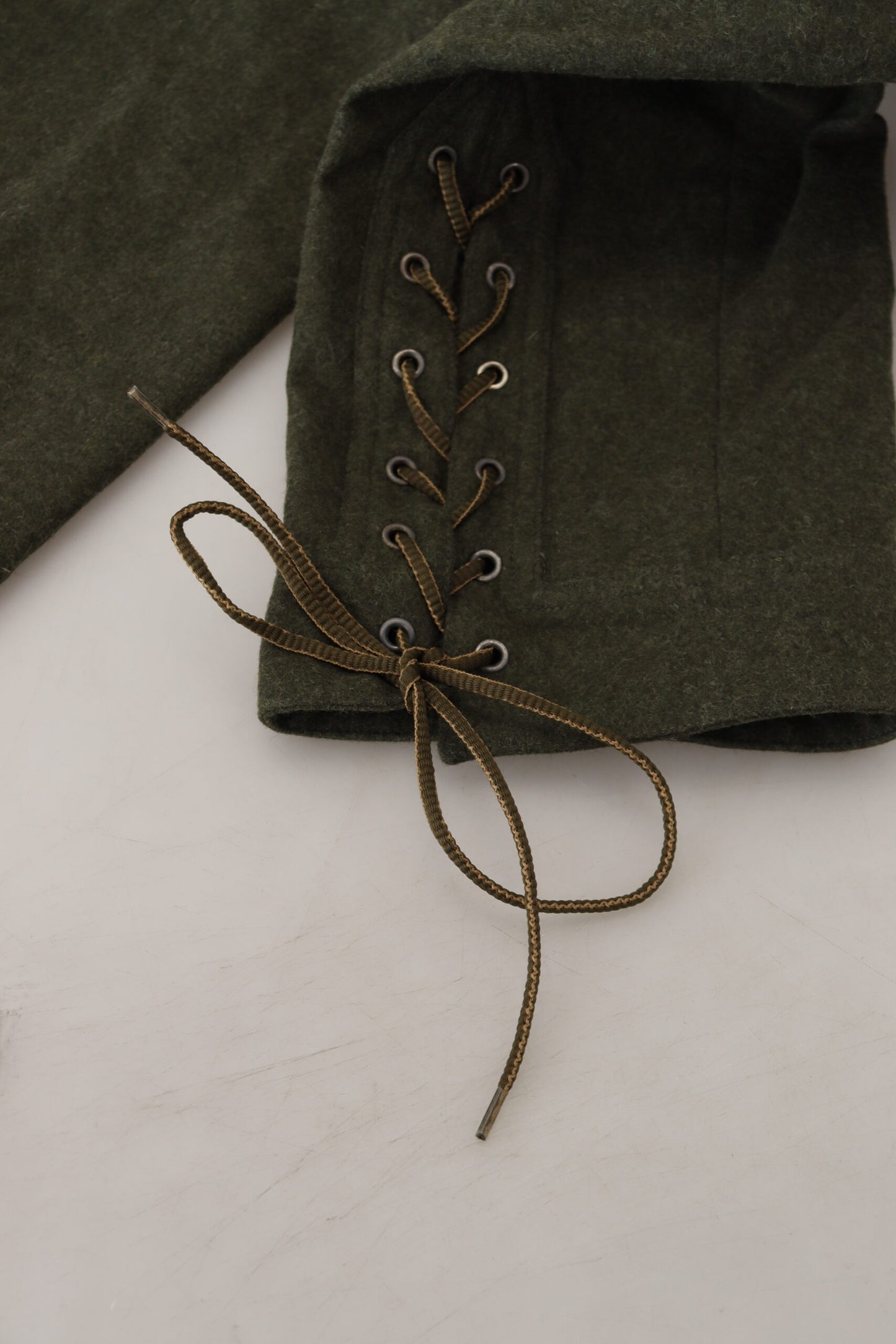 Ermanno Scervino groene, taps toelopende broek voor dames met vetersluiting aan de binnenkant van het been.