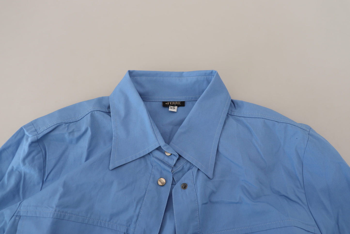 Haut à manches longues en coton bleu Ferre, col boutonné.