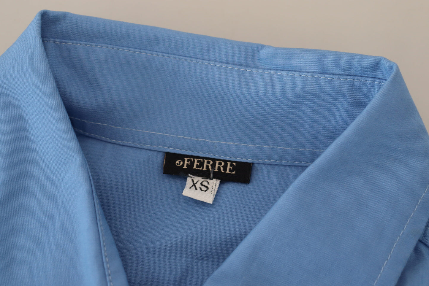 Haut à manches longues en coton bleu Ferre, col boutonné.