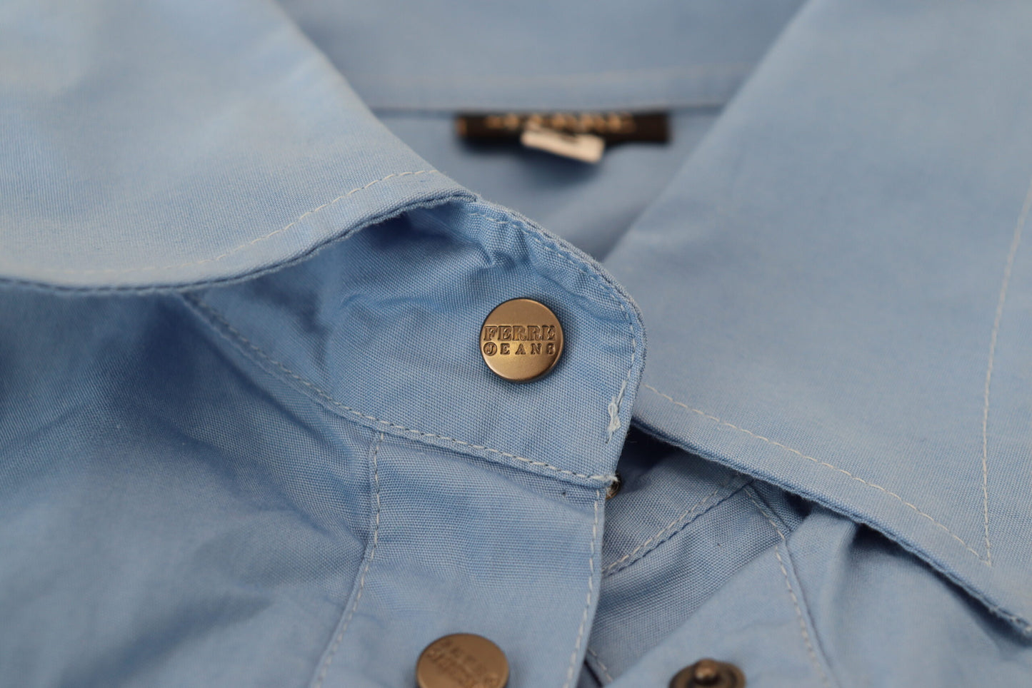 Haut à manches longues en coton bleu Ferre, col boutonné.