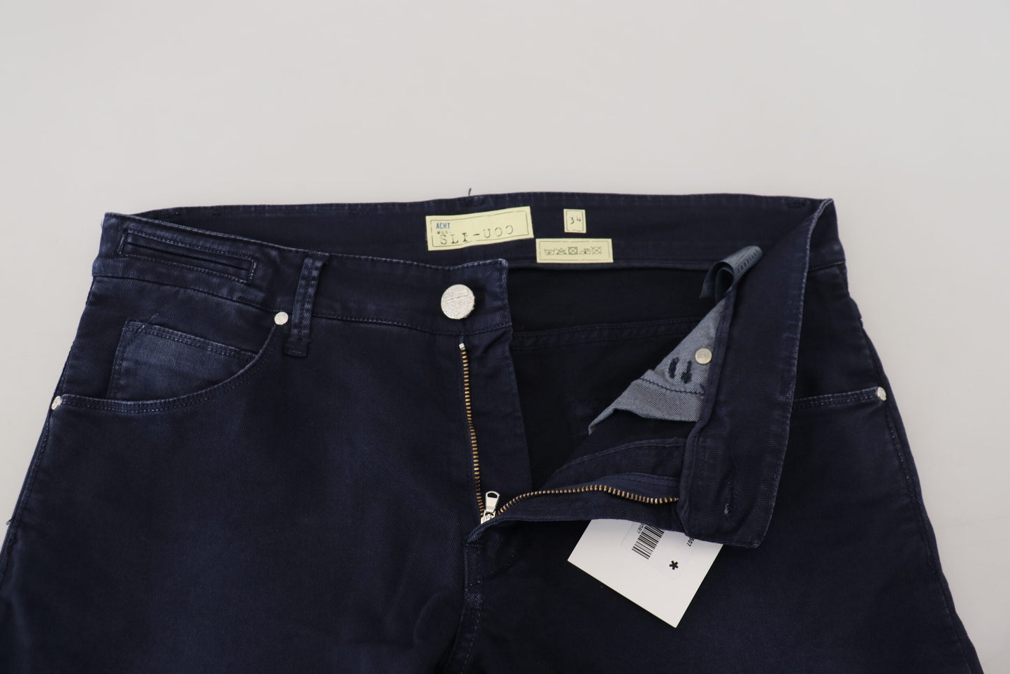 Jeans en coton bleu pour homme, coupe fuselée et ajustée, style décontracté.