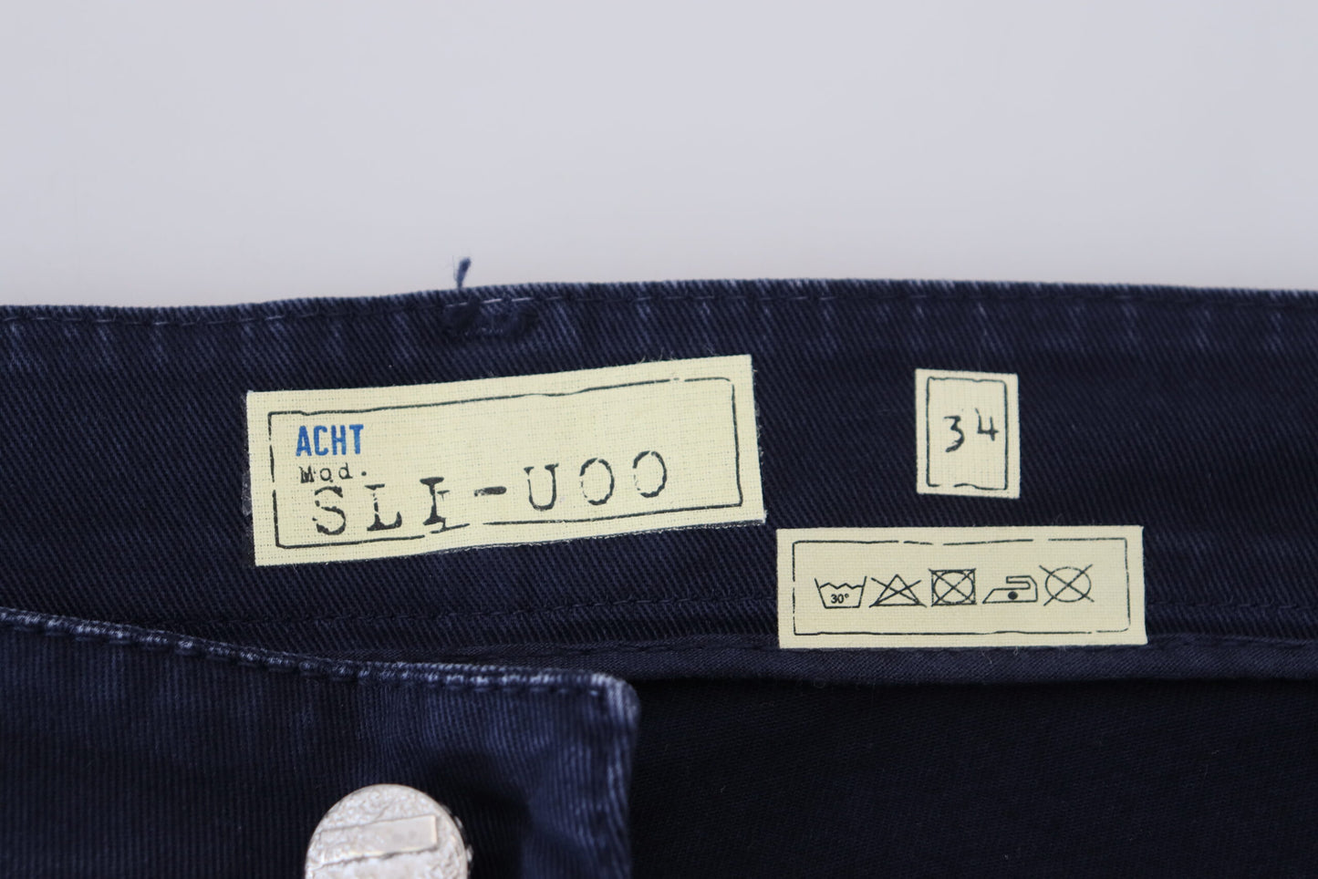 Jeans en coton bleu pour homme, coupe fuselée et ajustée, style décontracté.