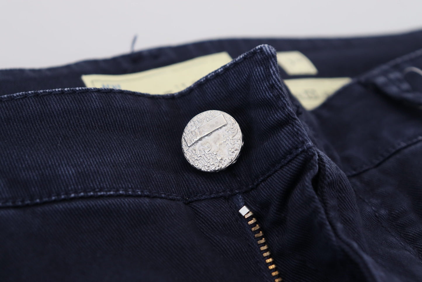 Jeans en coton bleu pour homme, coupe fuselée et ajustée, style décontracté.