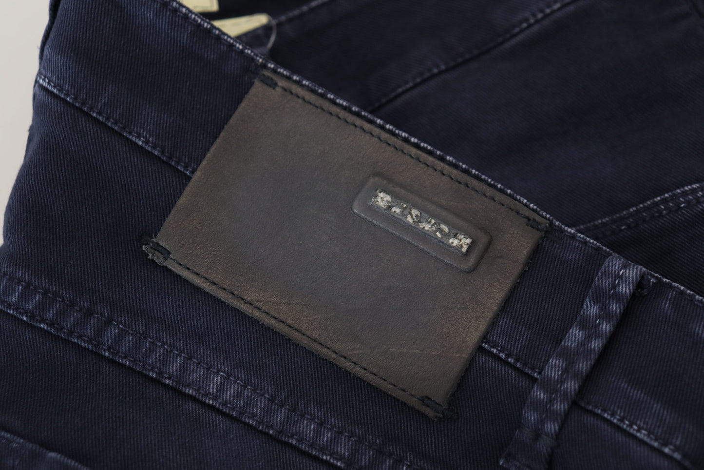 Jeans en coton bleu pour homme, coupe fuselée et ajustée, style décontracté.