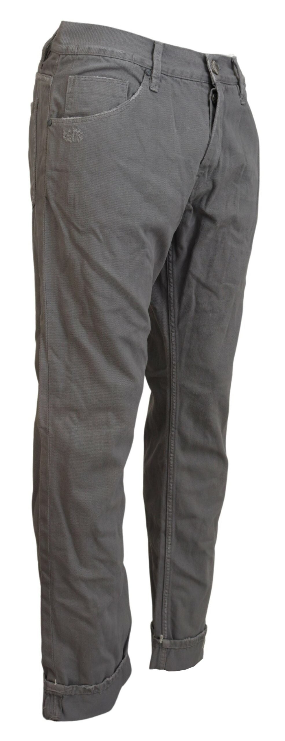 Acht grijze katoenen, rechte, casual jeans met opgevouwen zoom.