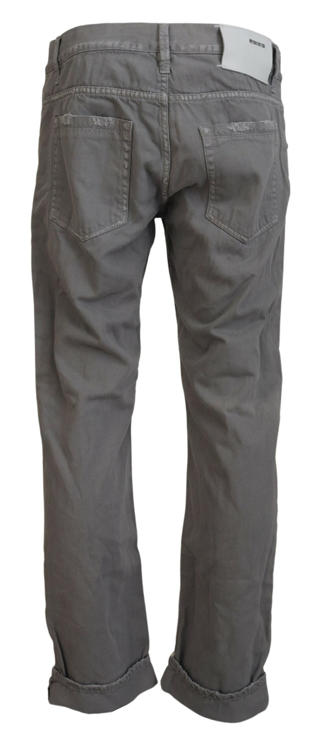 Acht grijze katoenen, rechte, casual jeans met opgevouwen zoom.