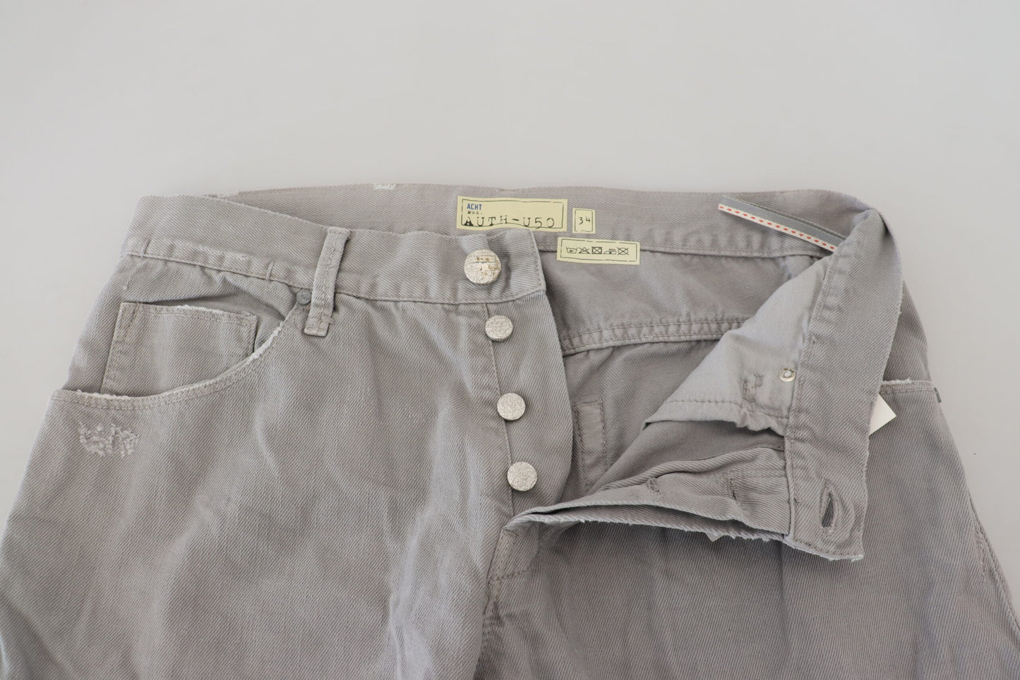 Acht grijze katoenen, rechte, casual jeans met opgevouwen zoom.