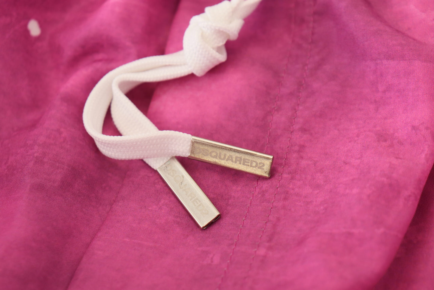 Short de bain pour homme Dsquared² rose à motif tie-dye avec logo.