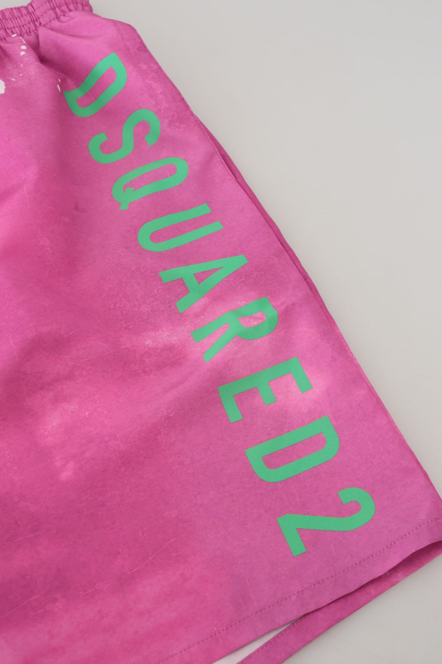 Short de bain pour homme Dsquared² rose à motif tie-dye avec logo.