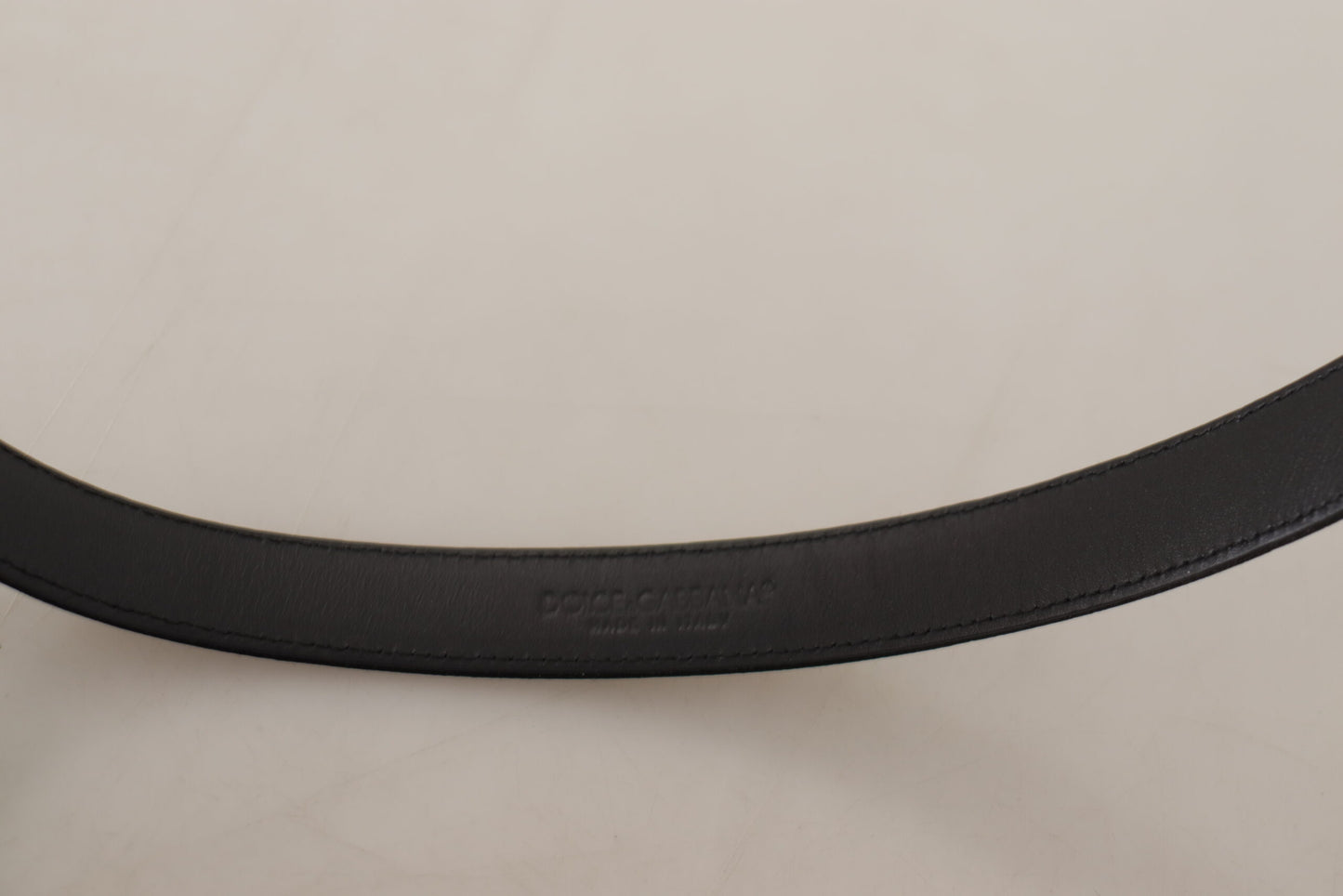 Ceinture Dolce & Gabbana en cuir de veau noir avec boucle métallique argentée et logo.