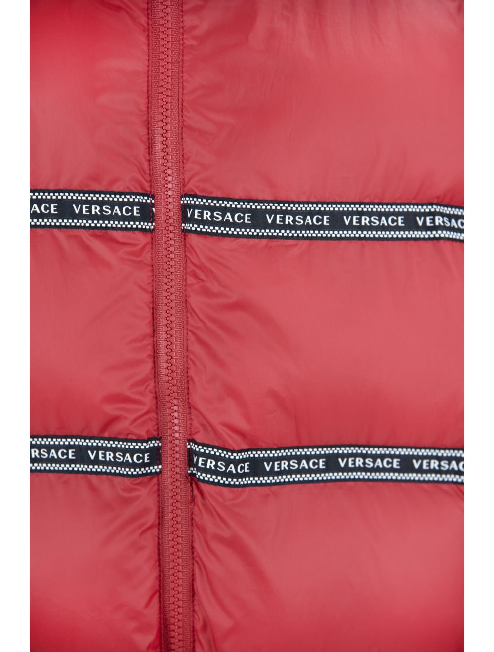 Gilet rouge élégant avec logo Versace et capuche amovible.