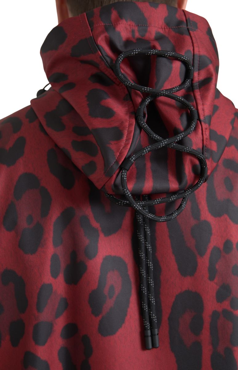 Dolce & Gabbana rode regenjas met capuchon en luipaardprint