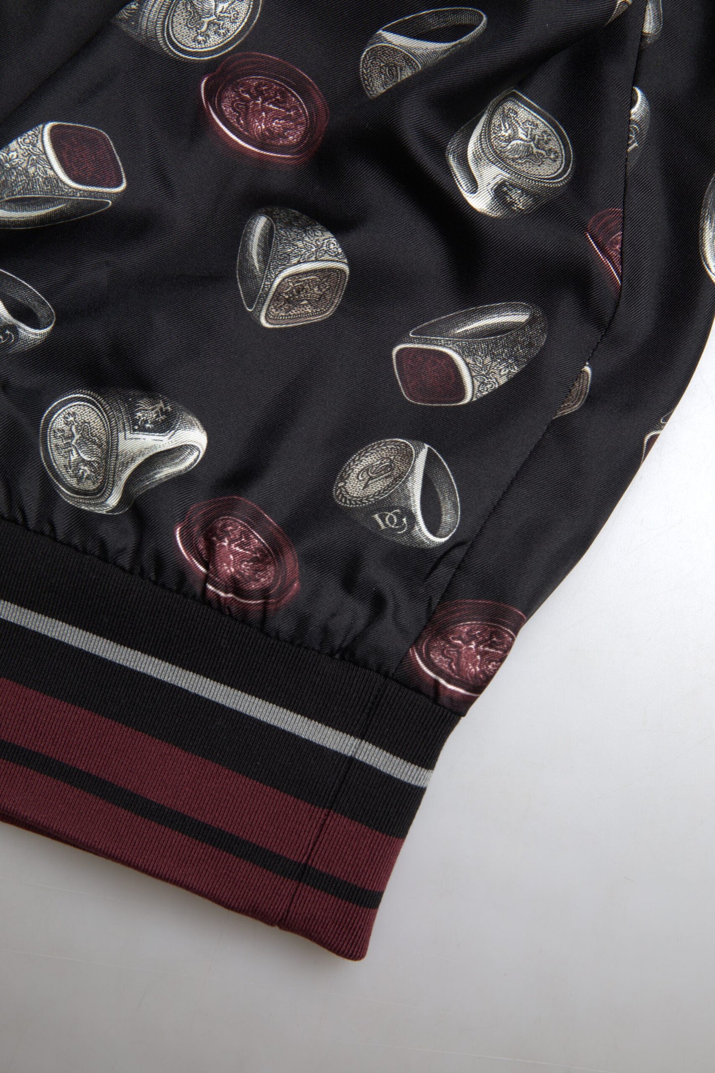 Pull en soie à col rond noir avec imprimé anneau de Dolce & Gabbana