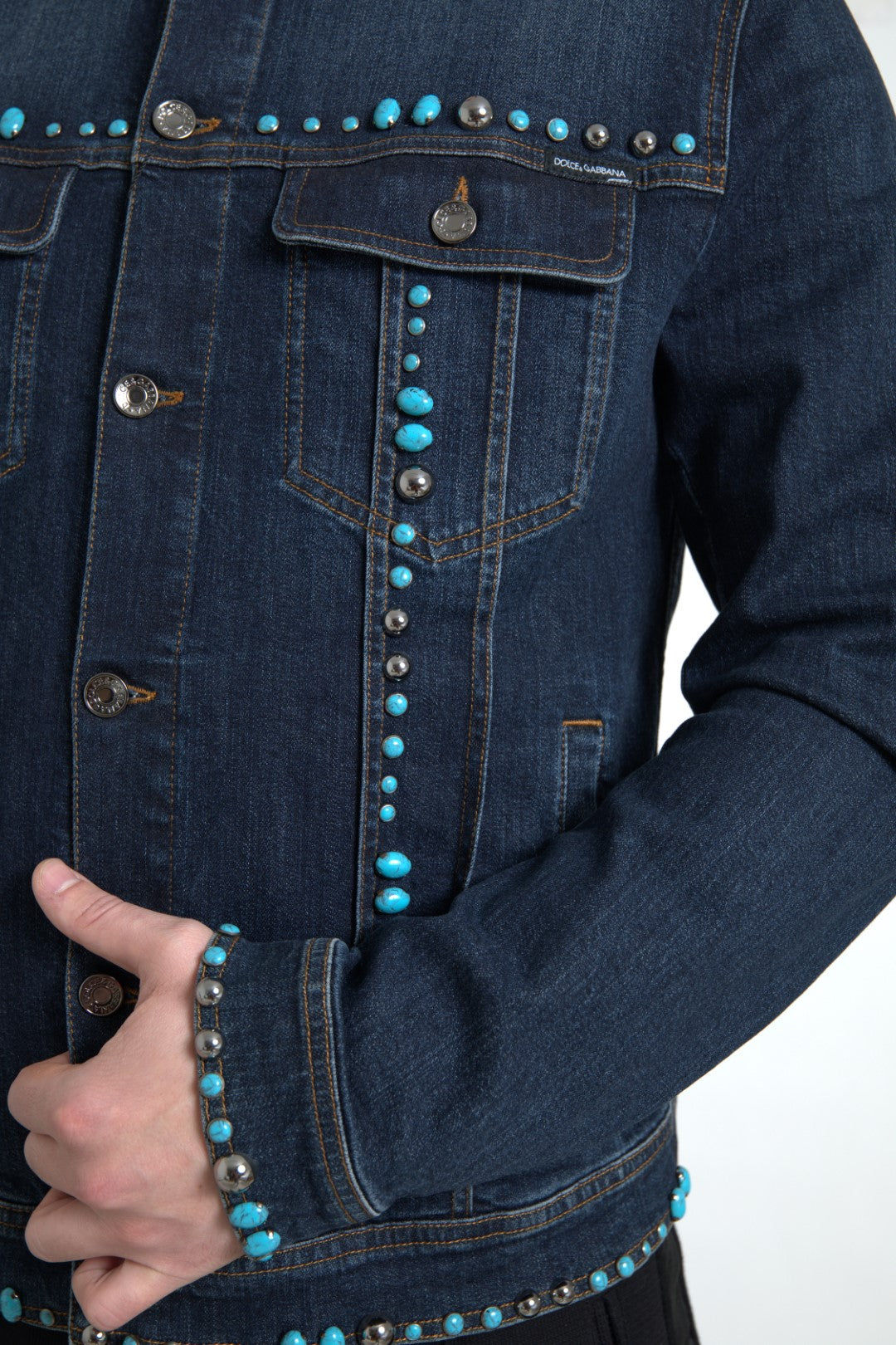 Dolce & Gabbana, veste en jean bleu, ornements turquoise et pierres cloutées.