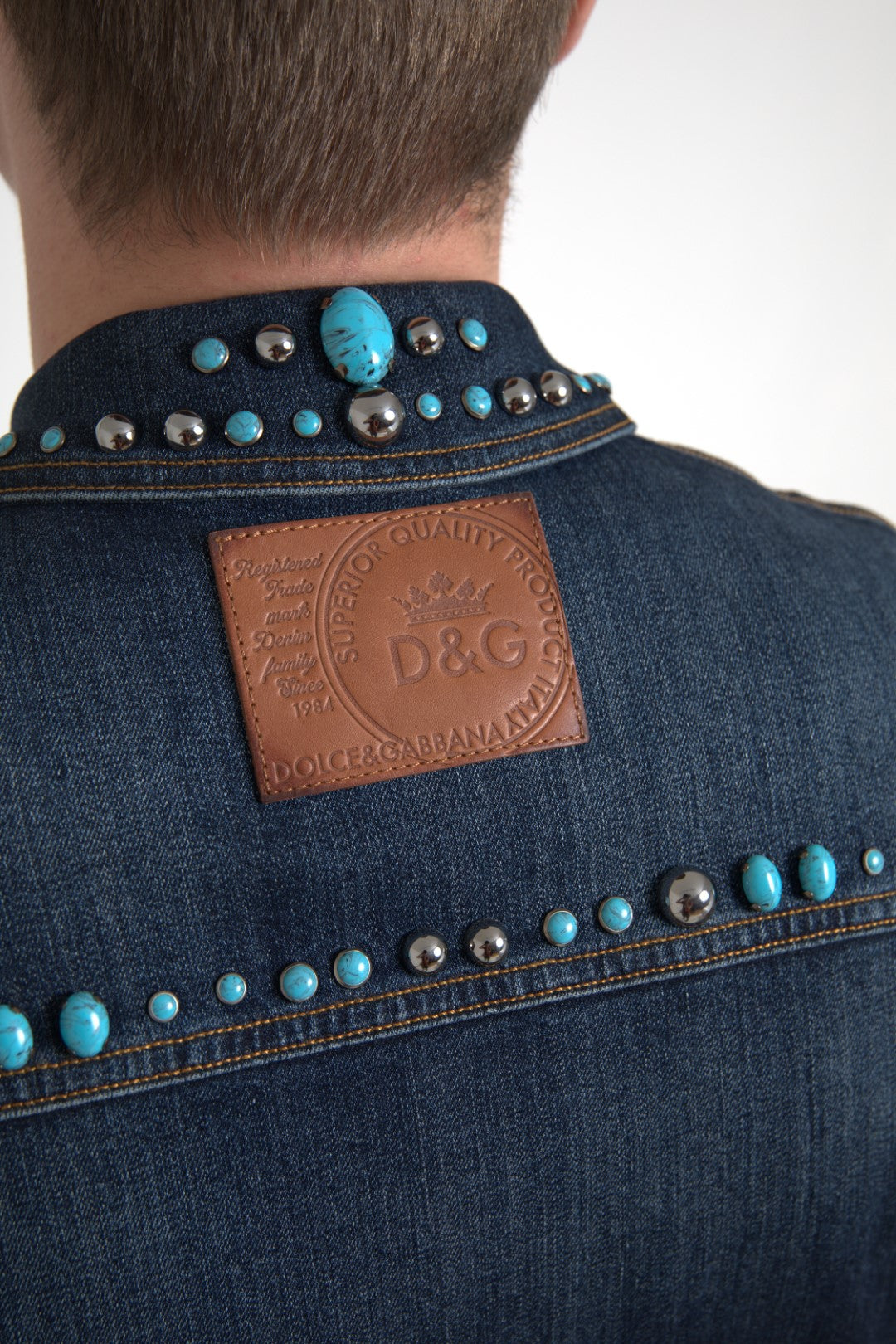 Dolce & Gabbana, veste en jean bleu, ornements turquoise et pierres cloutées.