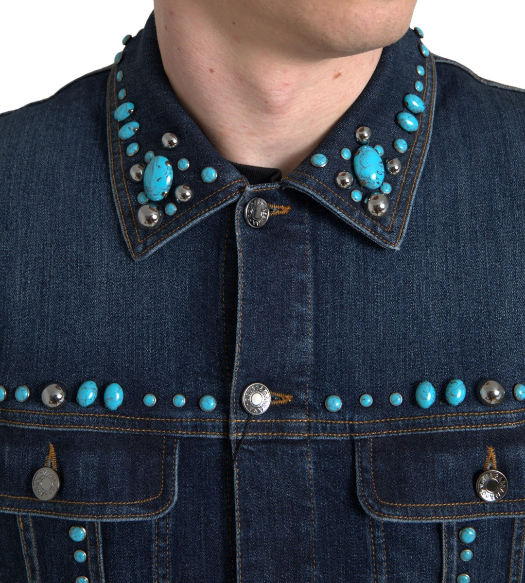 Dolce & Gabbana, veste en jean bleu, ornements turquoise et pierres cloutées.