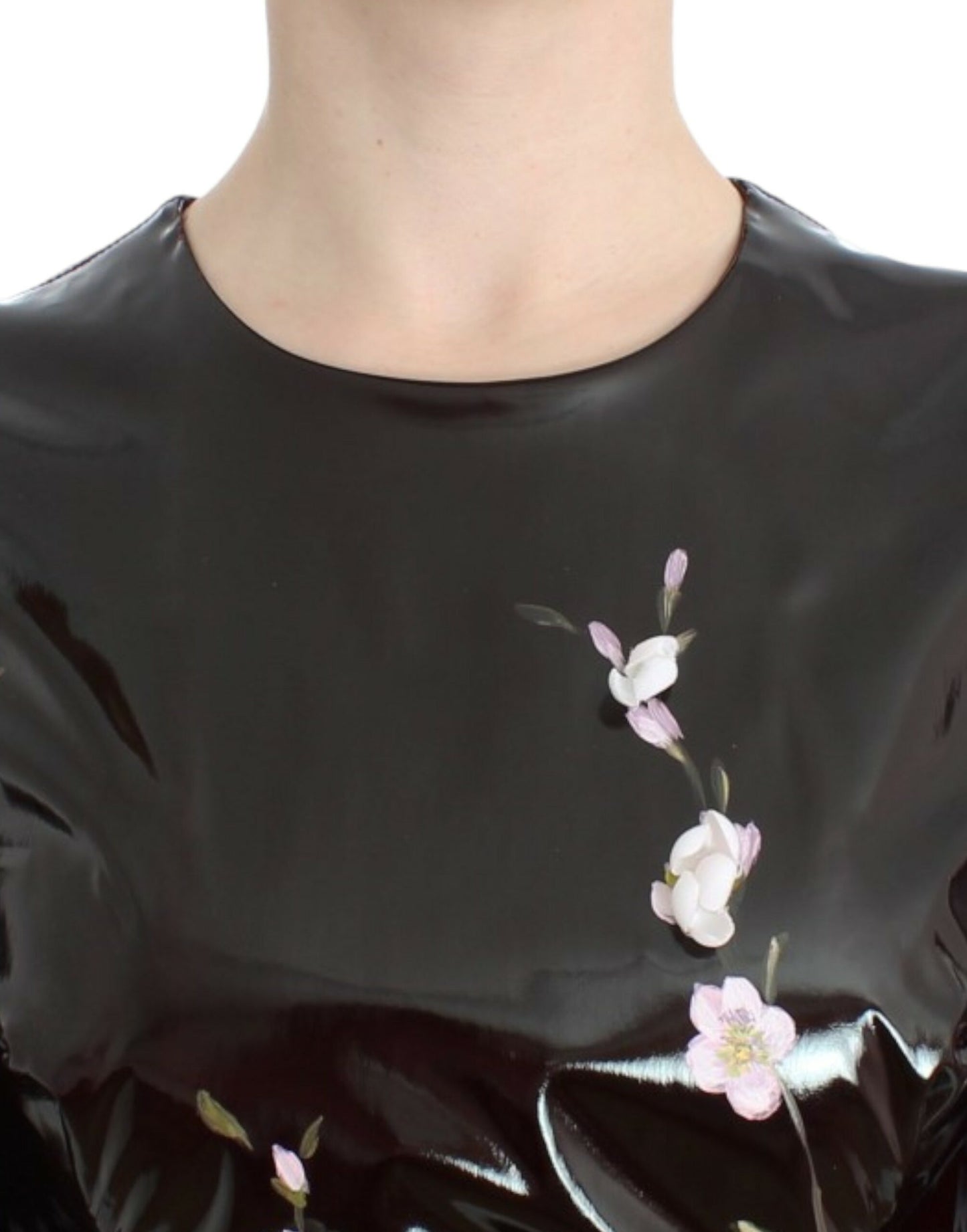Robe noire en cuir verni à motifs floraux PEINT À LA MAIN de Dolce & Gabbana