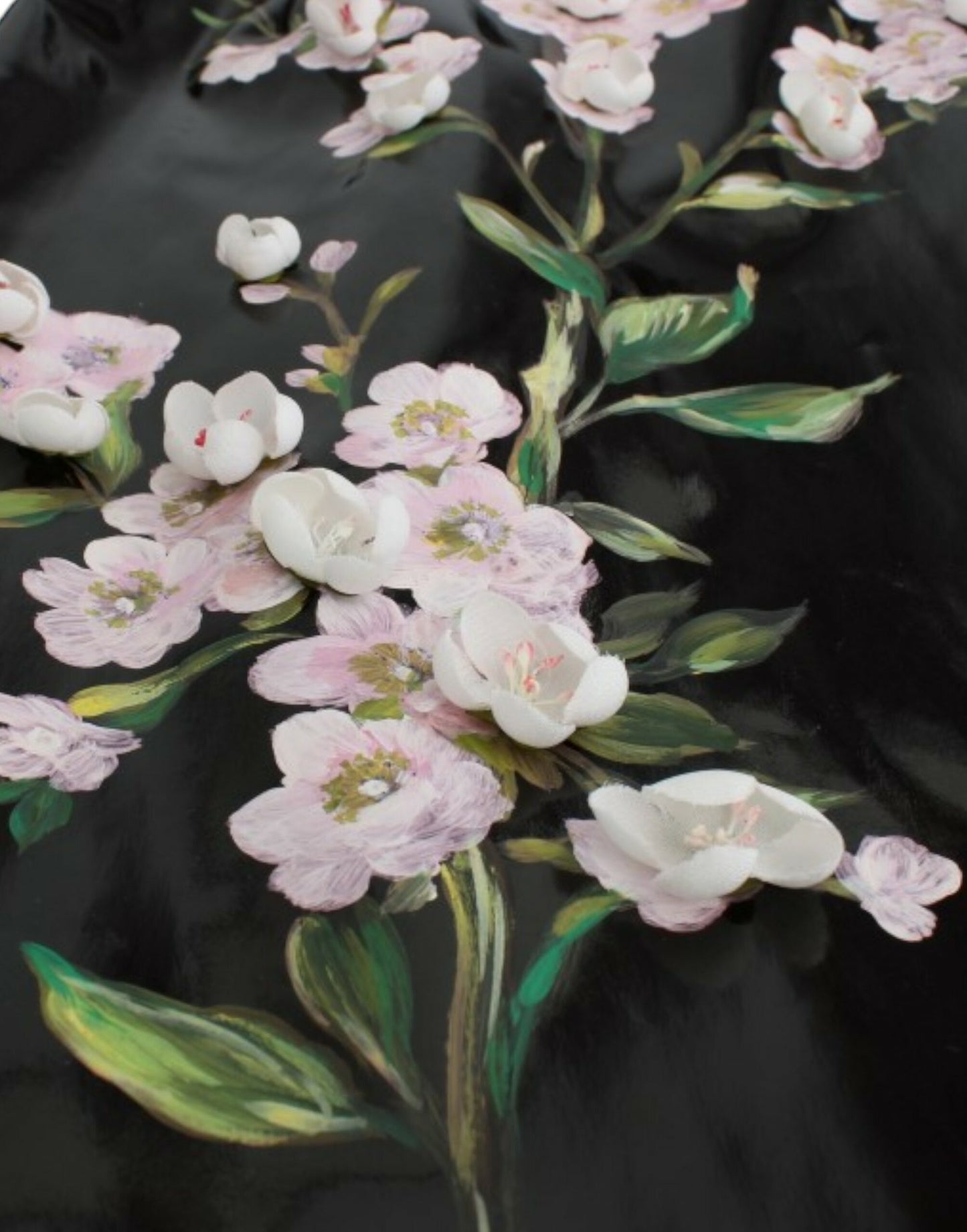 Robe noire en cuir verni à motifs floraux PEINT À LA MAIN de Dolce & Gabbana