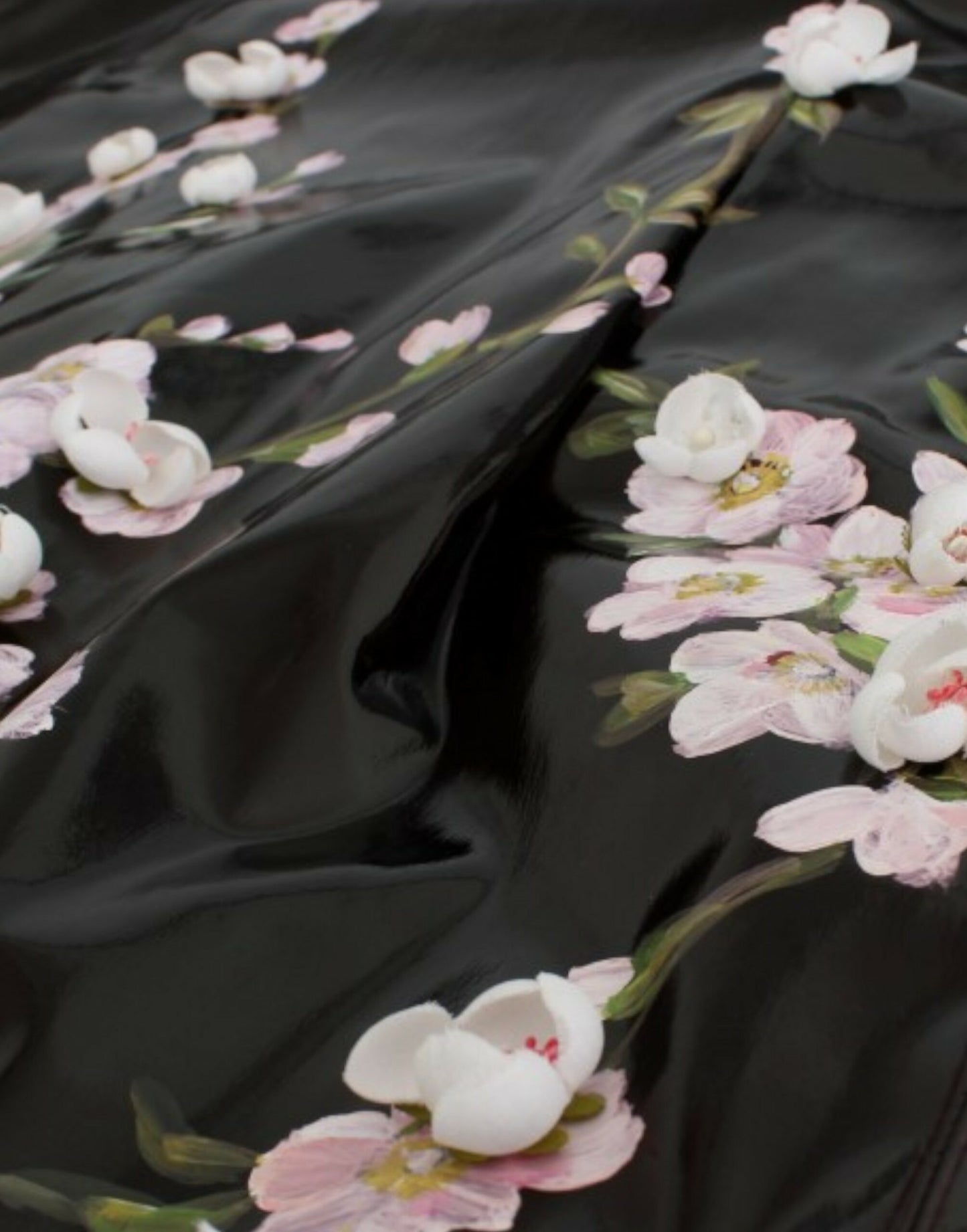 Robe noire en cuir verni à motifs floraux PEINT À LA MAIN de Dolce & Gabbana