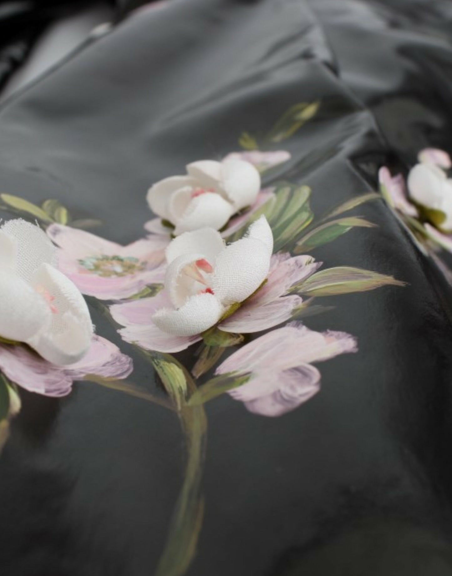 Robe noire en cuir verni à motifs floraux PEINT À LA MAIN de Dolce & Gabbana