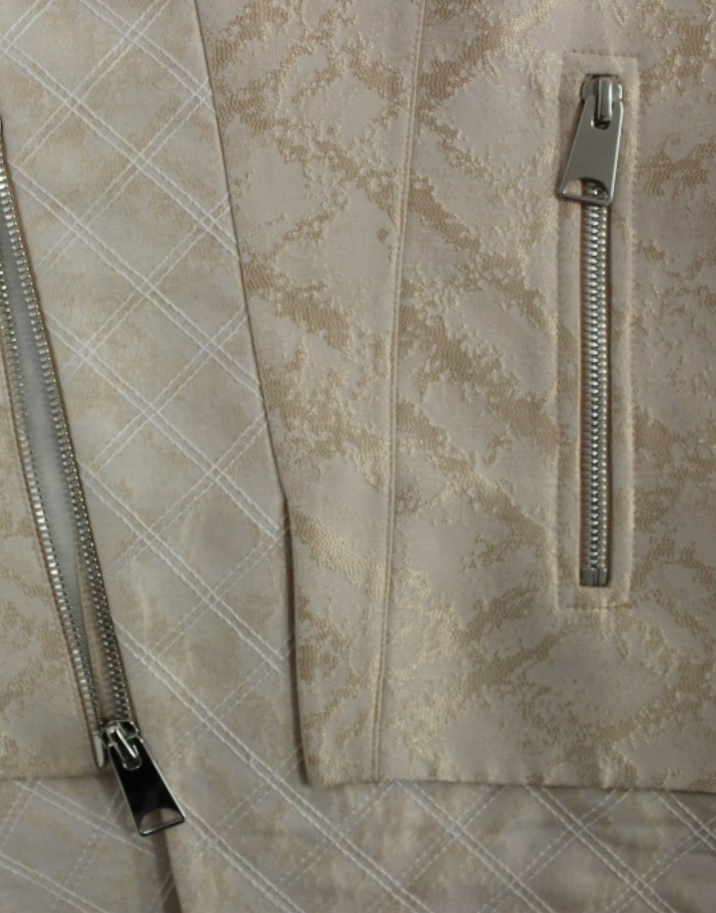 Veste sans manches en brocart beige de Zeyneptosun