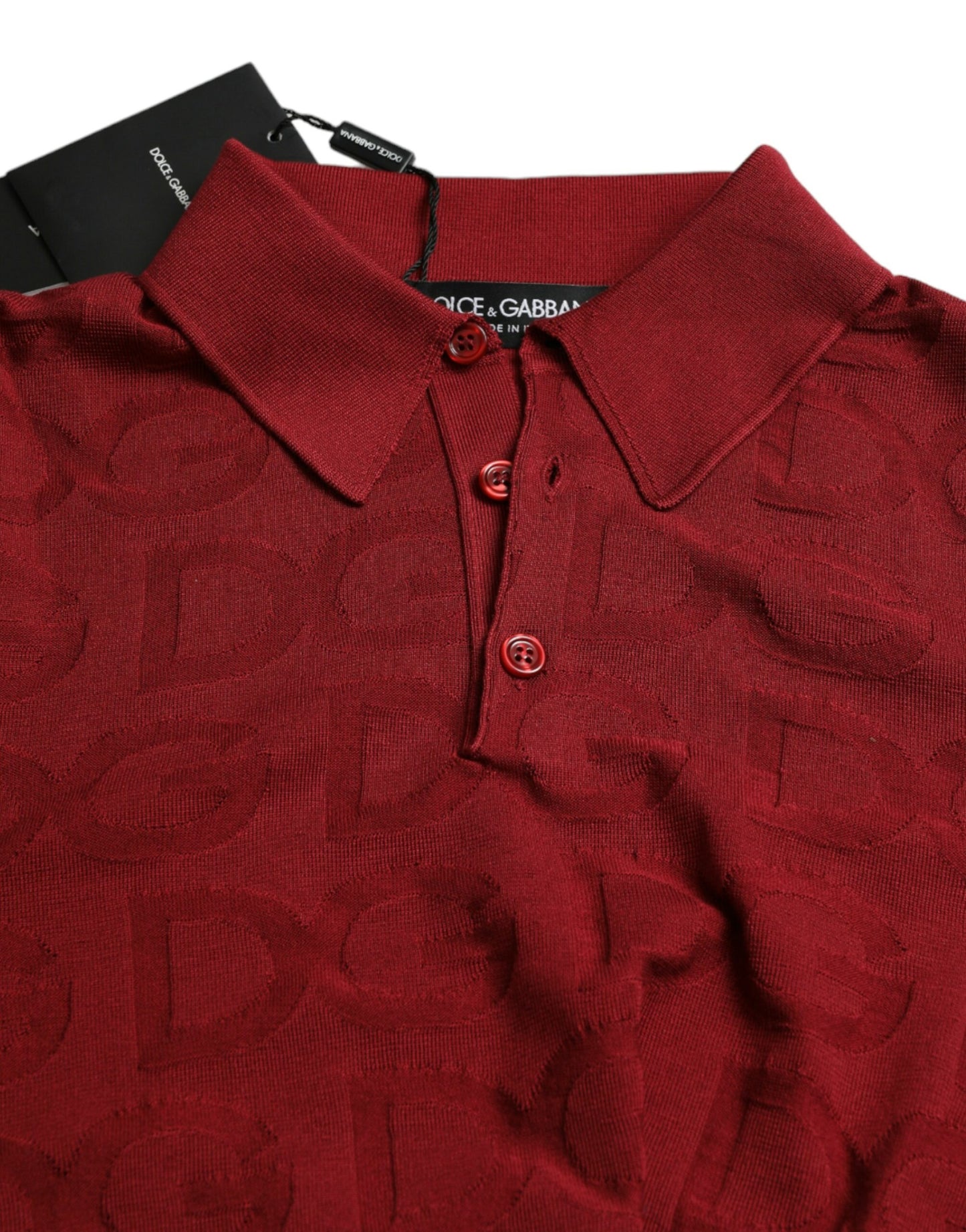 Dolce & Gabbana T-shirt van satijnen zijde met korte mouwen en een kraag in de kleur bordeauxrood.