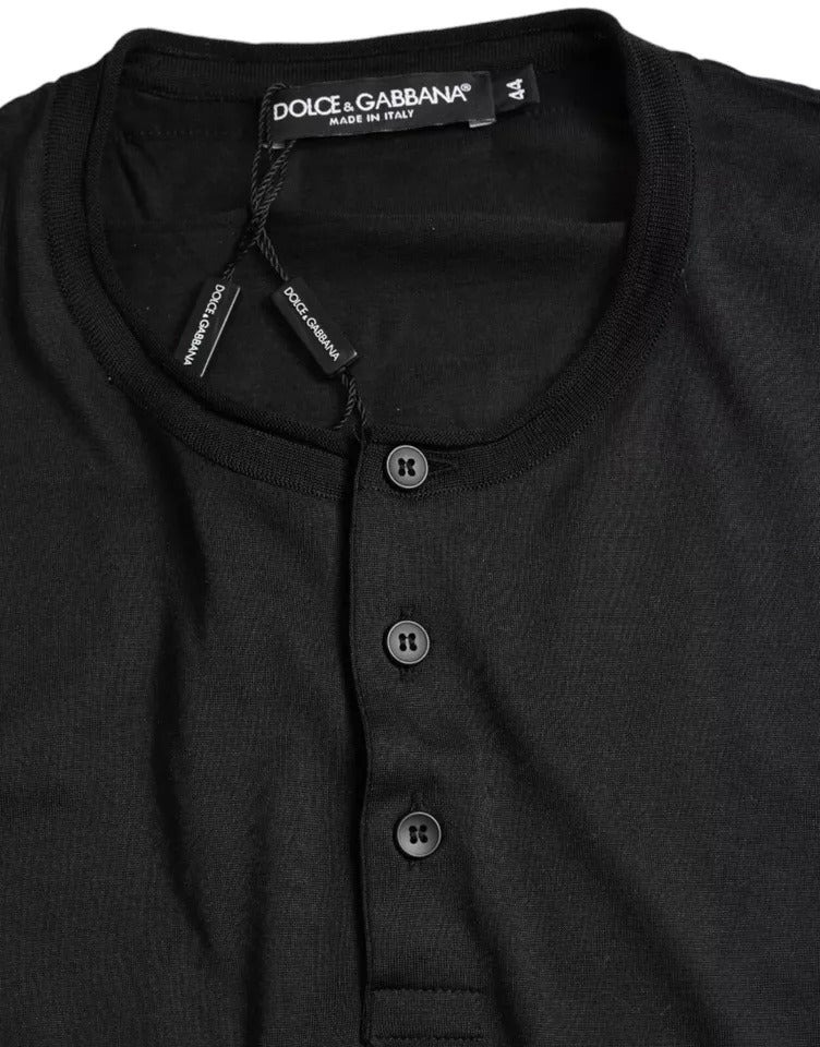 Dolce & Gabbana zwart T-shirt met ronde hals, korte mouwen en knopen.