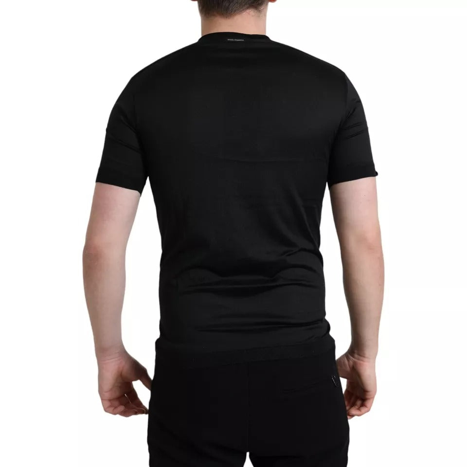 Dolce & Gabbana zwart T-shirt met ronde hals, korte mouwen en knopen.