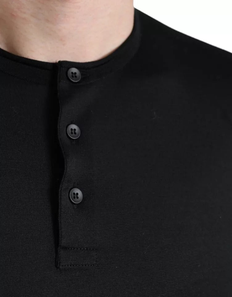 Dolce & Gabbana zwart T-shirt met ronde hals, korte mouwen en knopen.