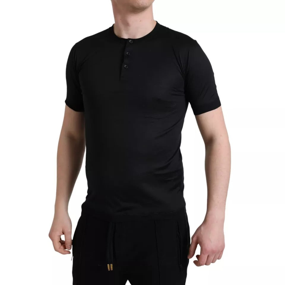 Dolce & Gabbana zwart T-shirt met ronde hals, korte mouwen en knopen.