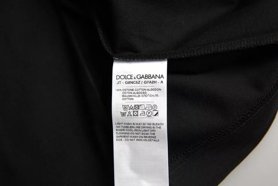 Dolce & Gabbana wit T-shirt met zwart logo-patch en ronde hals, gemaakt van katoen.