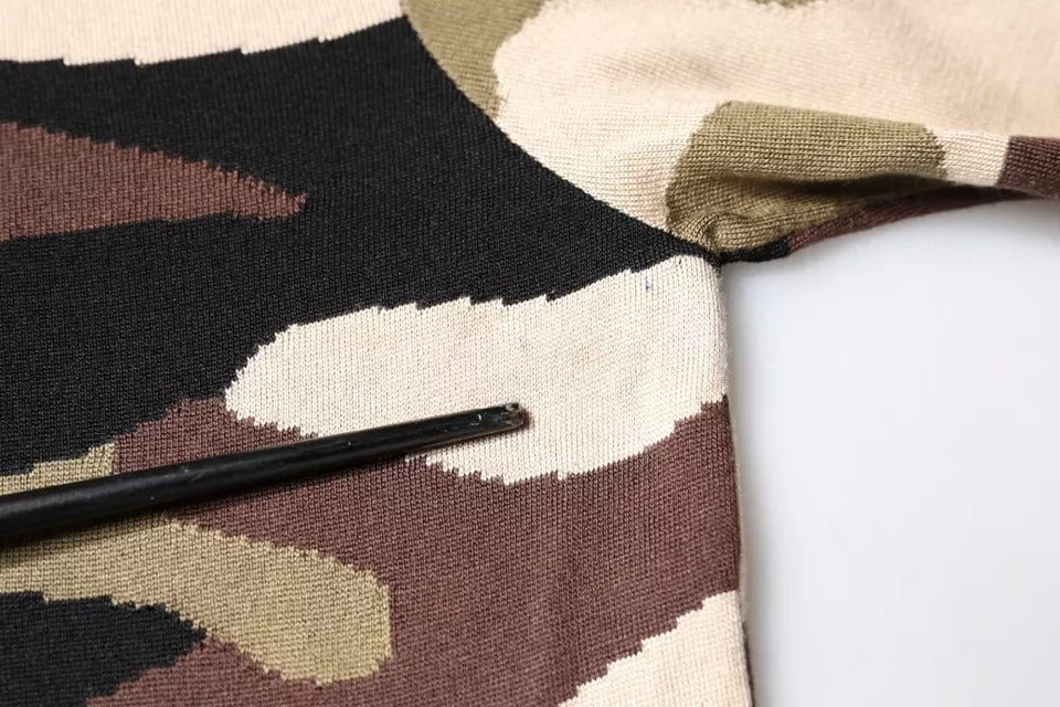 T-shirt polo à col montant multicolore à motif camouflage de Dolce & Gabbana