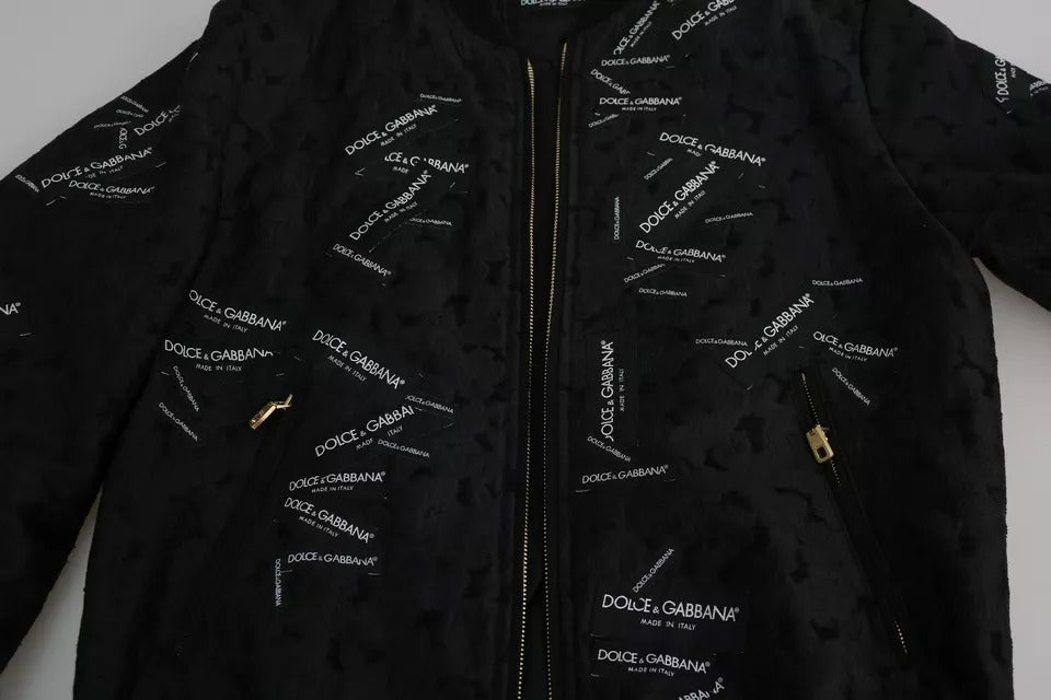 Dolce & Gabbana zwarte bomberjas met logo-patch en brokaadpatroon, met ritssluiting.