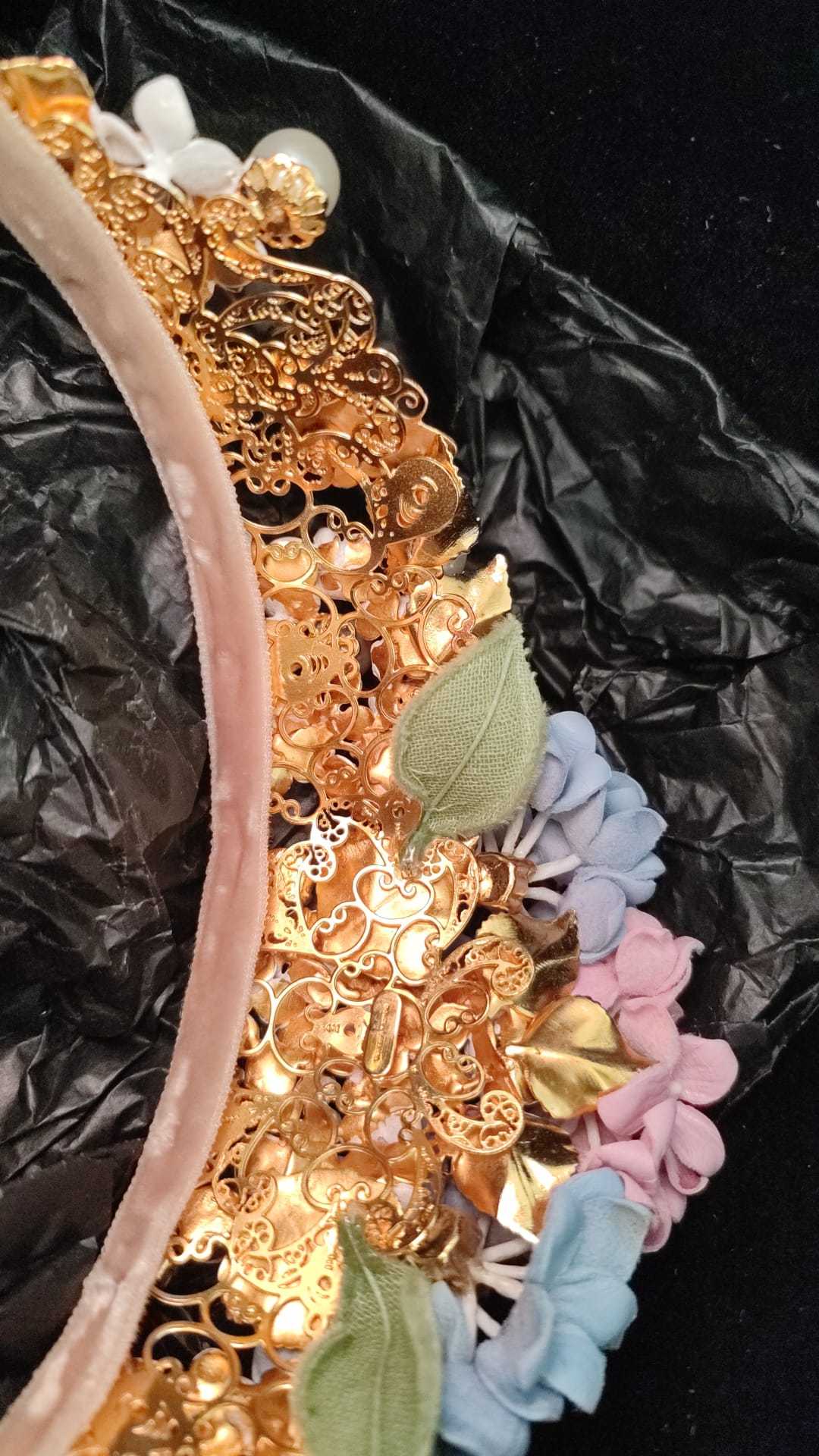 Serre-tête couronne diadème Dolce & Gabbana en cristal doré et hortensia violet