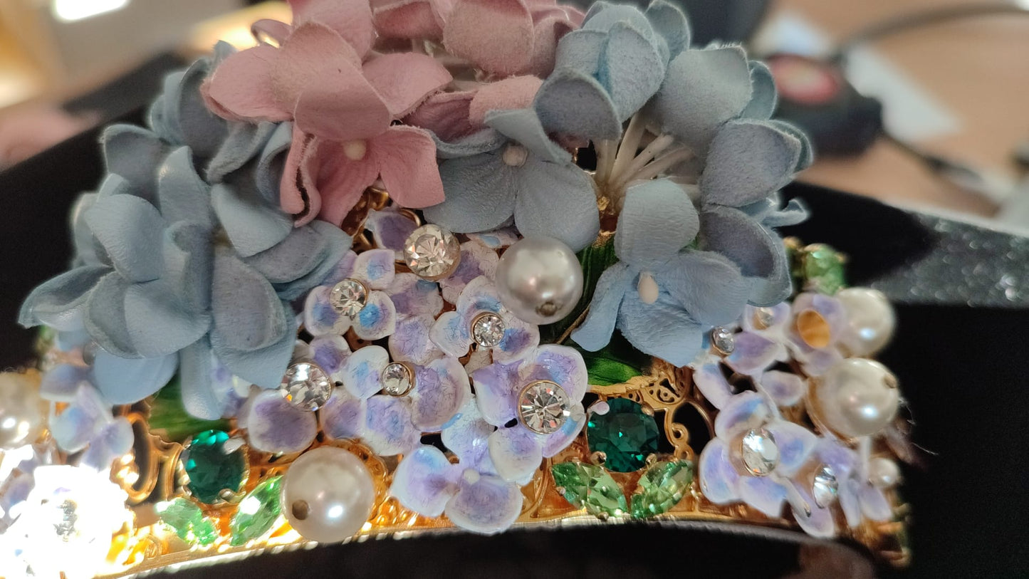 Serre-tête couronne diadème Dolce & Gabbana en cristal doré et hortensia violet