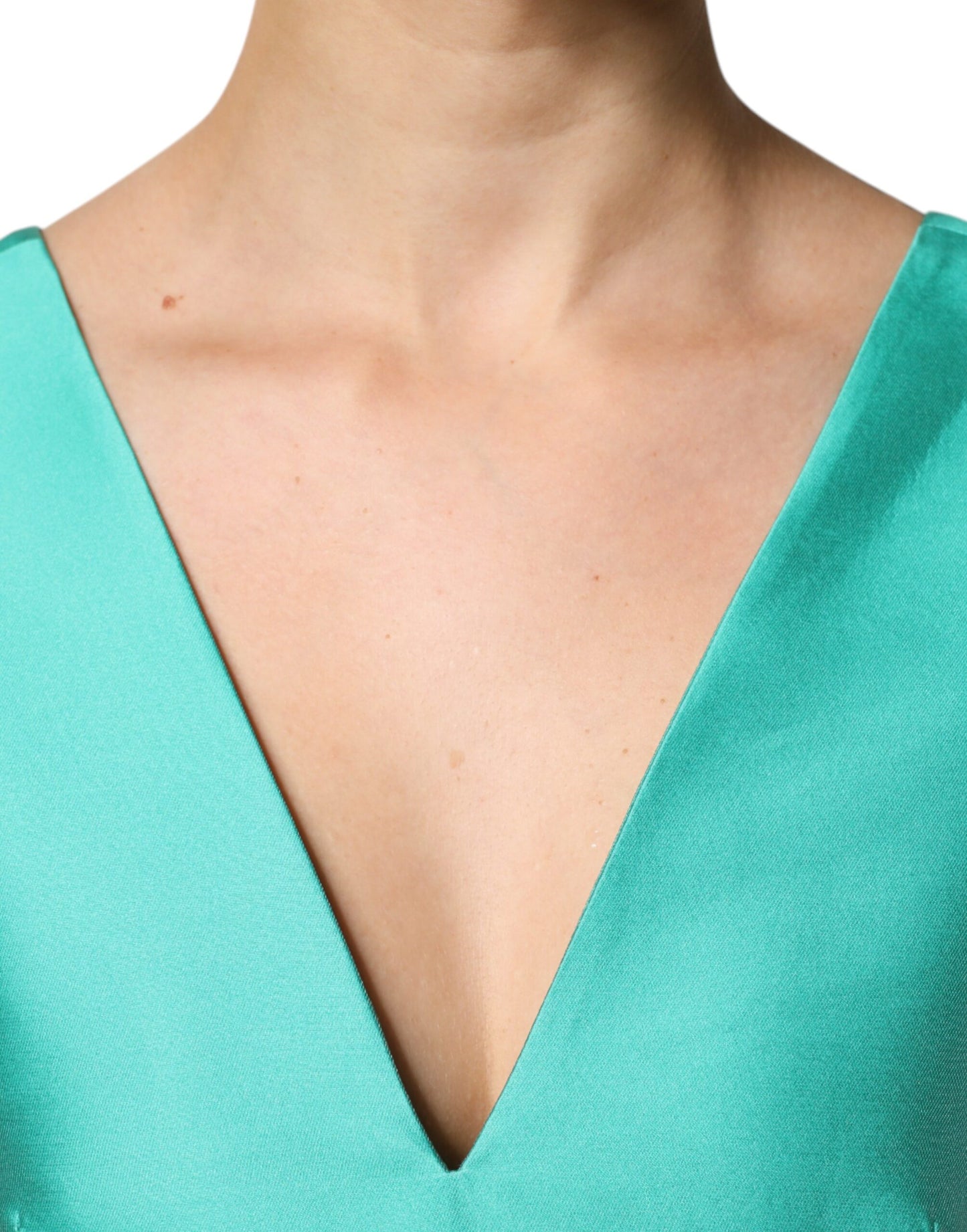 Robe à plusieurs épaisseurs, sans manches, avec décolleté en V, en polyester satiné vert d'Alberta Ferretti.