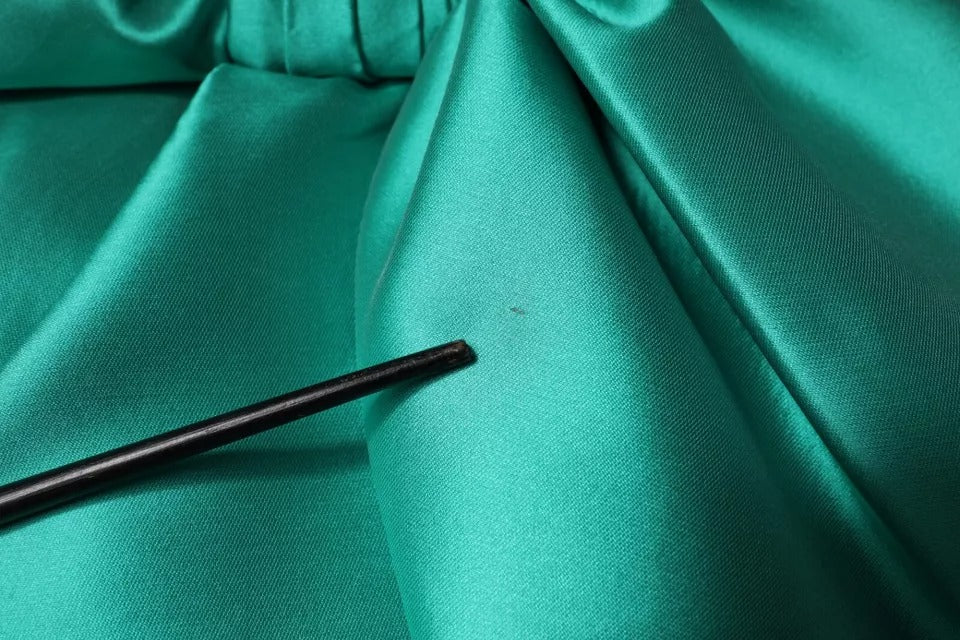 Robe à plusieurs épaisseurs, sans manches, avec décolleté en V, en polyester satiné vert d'Alberta Ferretti.