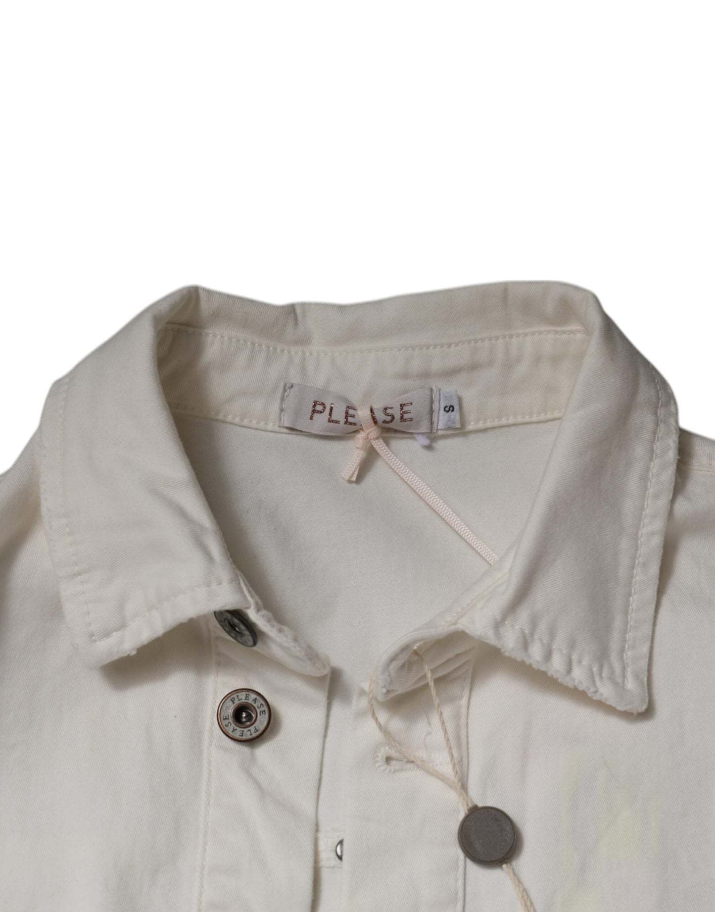 Jupe-combinaison blanche en coton à manches courtes et boutonnage.