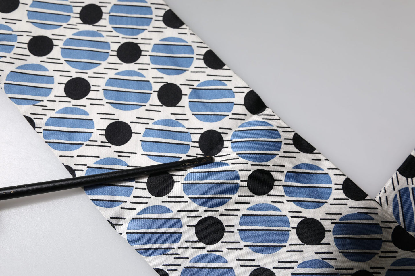 Foulard fin en soie à pois blancs et bleus Dolce & Gabbana