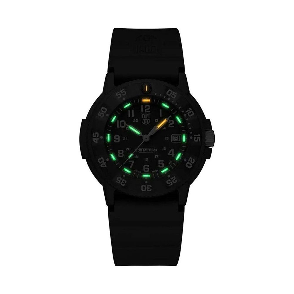 Montre Luminox en caoutchouc noir
