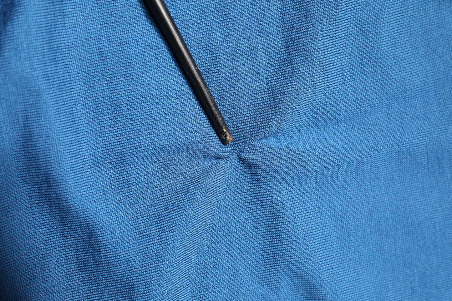 Dolce & Gabbana Blauwe Cashmere Trui met V-hals en Kroonmotief