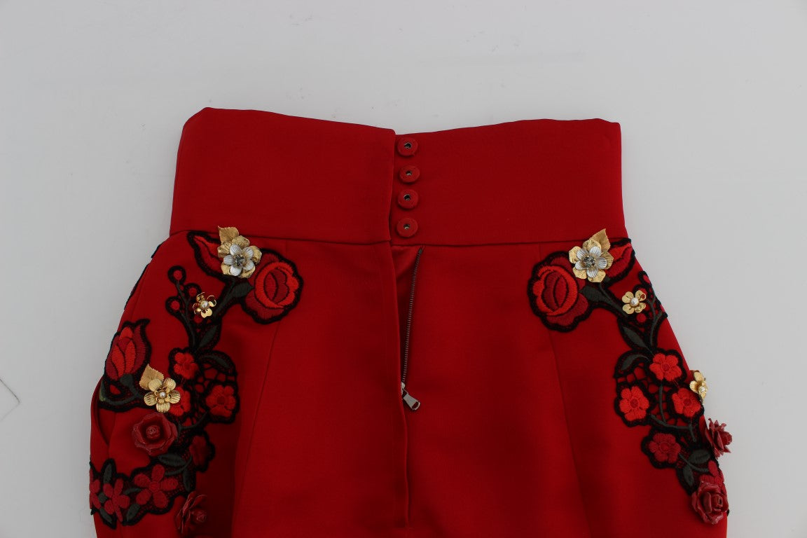 Shorts en soie rouge à motifs roses et cristaux de Dolce & Gabbana