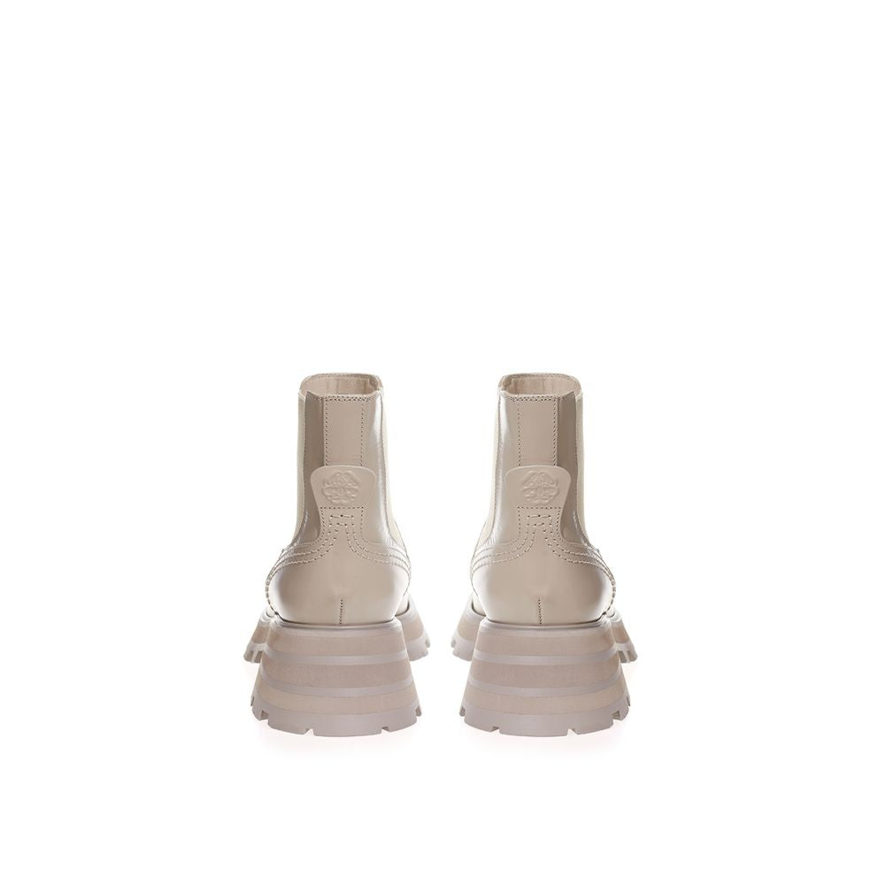 Bottines en cuir gris chic Alexander McQueen pour une allure élégante.