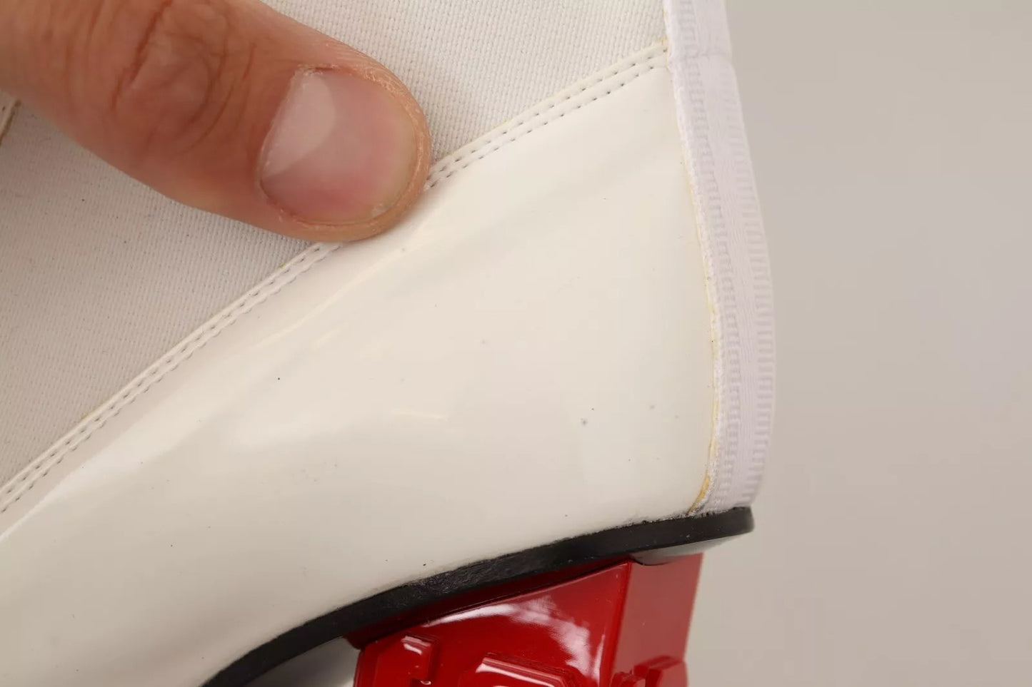 Bottines en cuir blanc et tissu avec logo rouge, talons hauts, GCDS