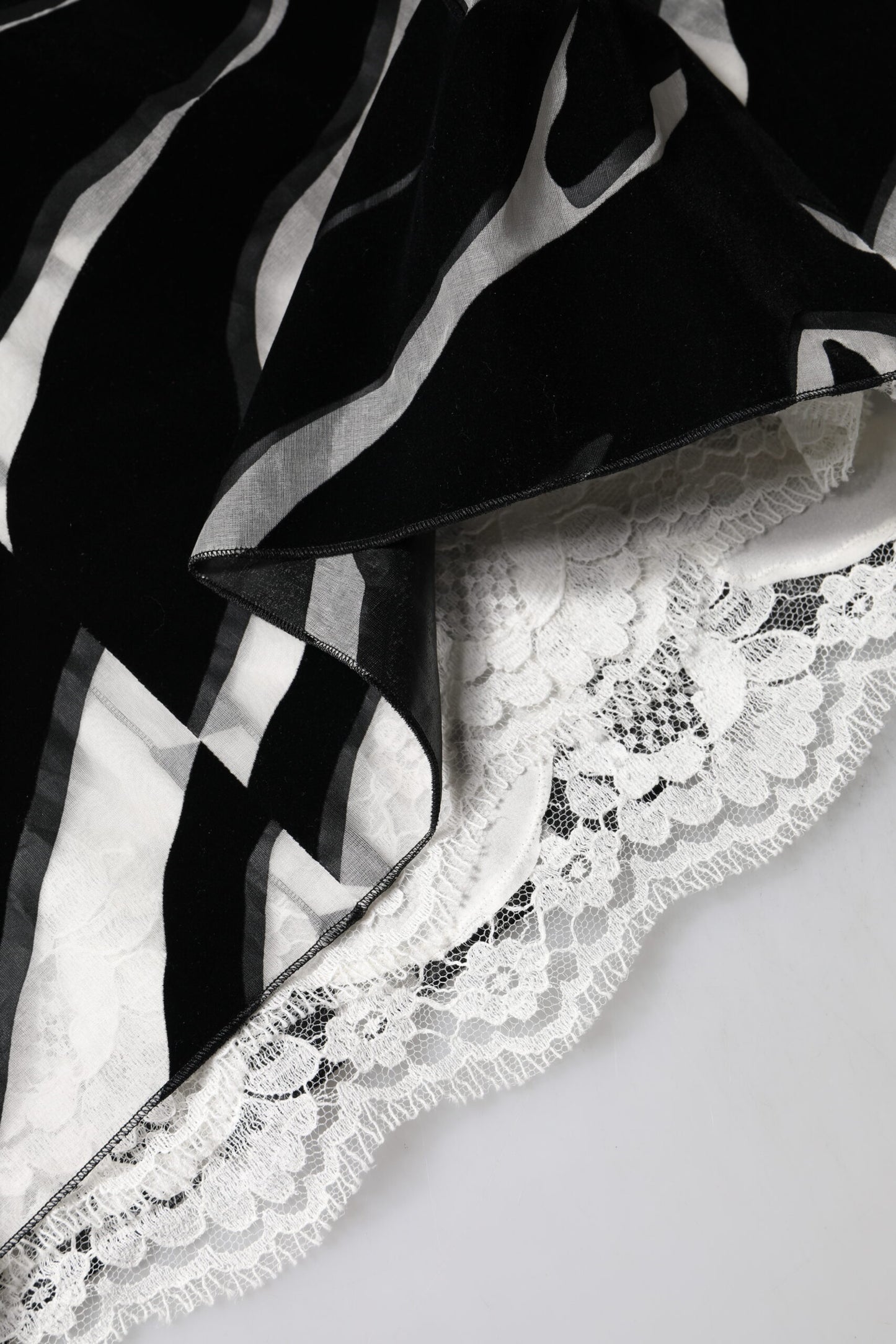 Dolce & Gabbana zwarte en witte zebra A-lijn mini-jurk met overslag