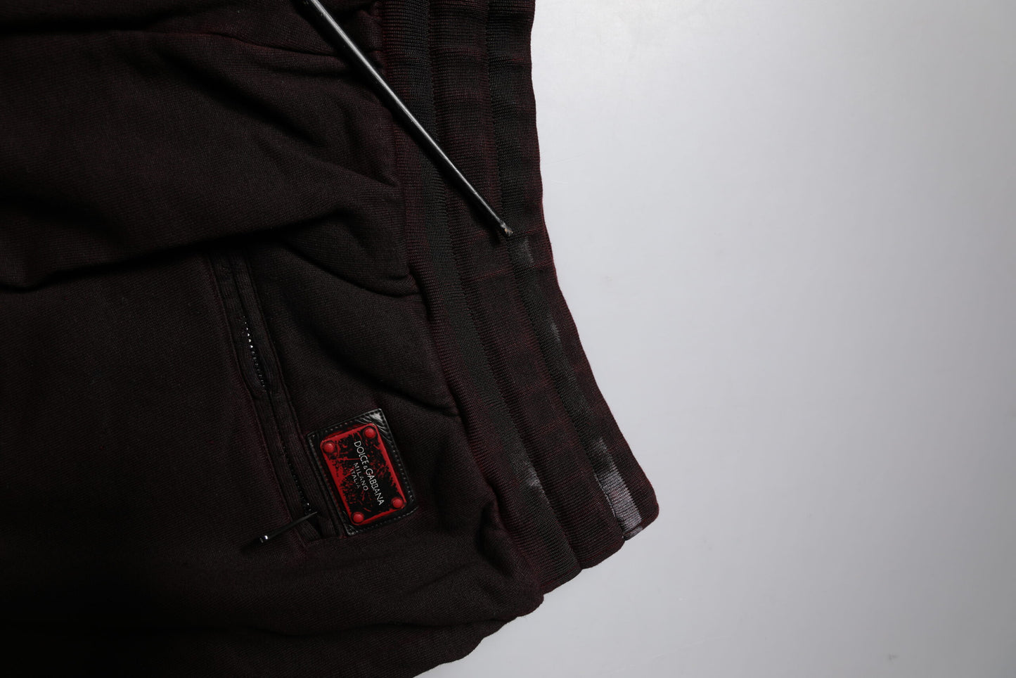 Short de bain bermuda pour homme en coton rouge bordeaux Dolce & Gabbana avec plaque logo.