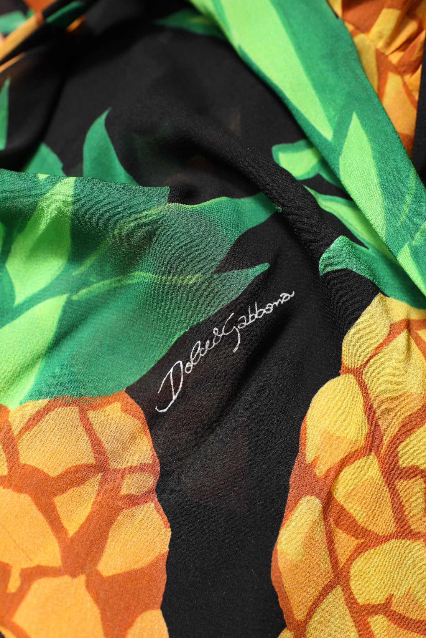 Zwarte zijden wrapdress met ananasprint en geplooid detail van Dolce & Gabbana