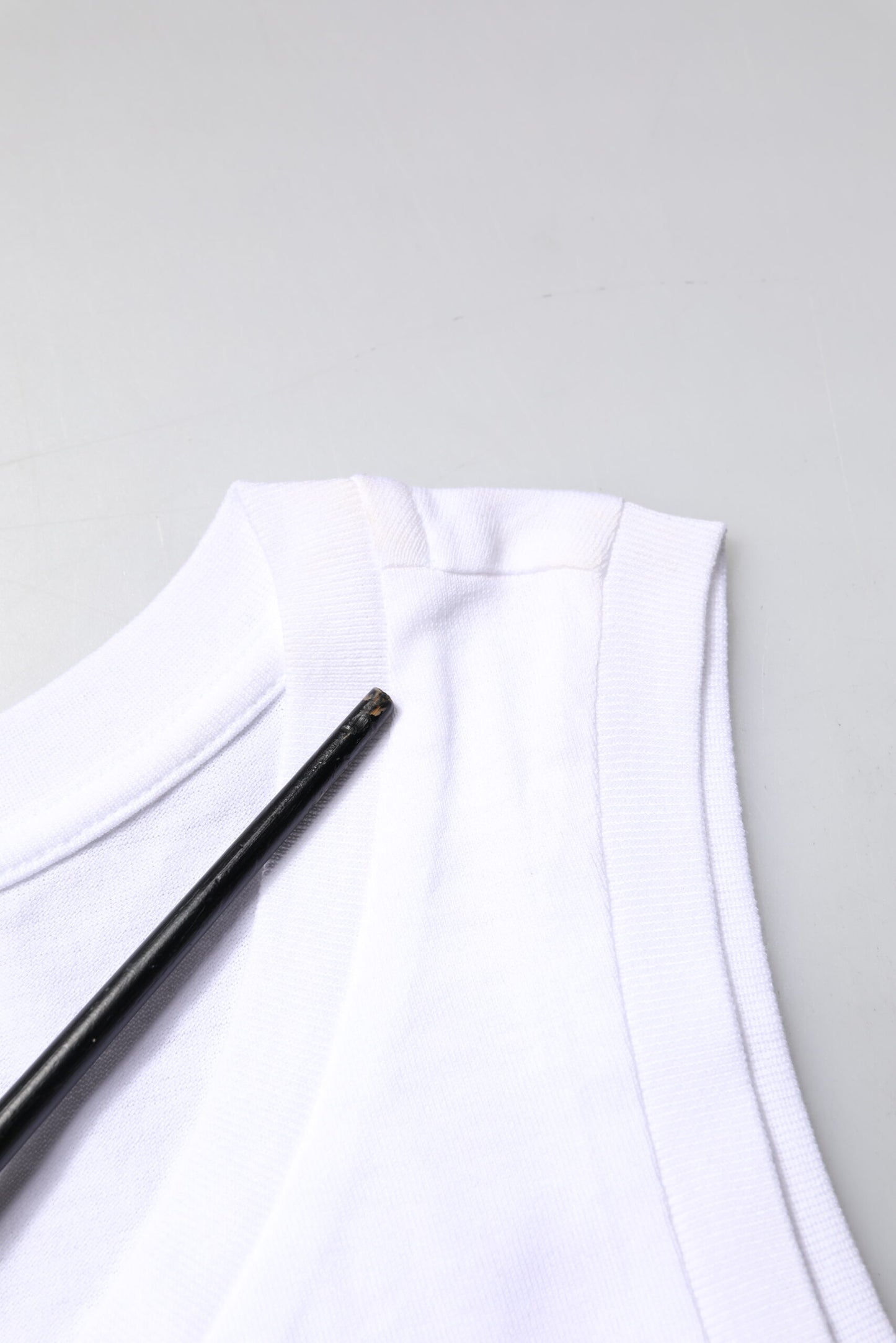 Dolce & Gabbana wit katoenen, mouwloos T-shirt met ronde hals.