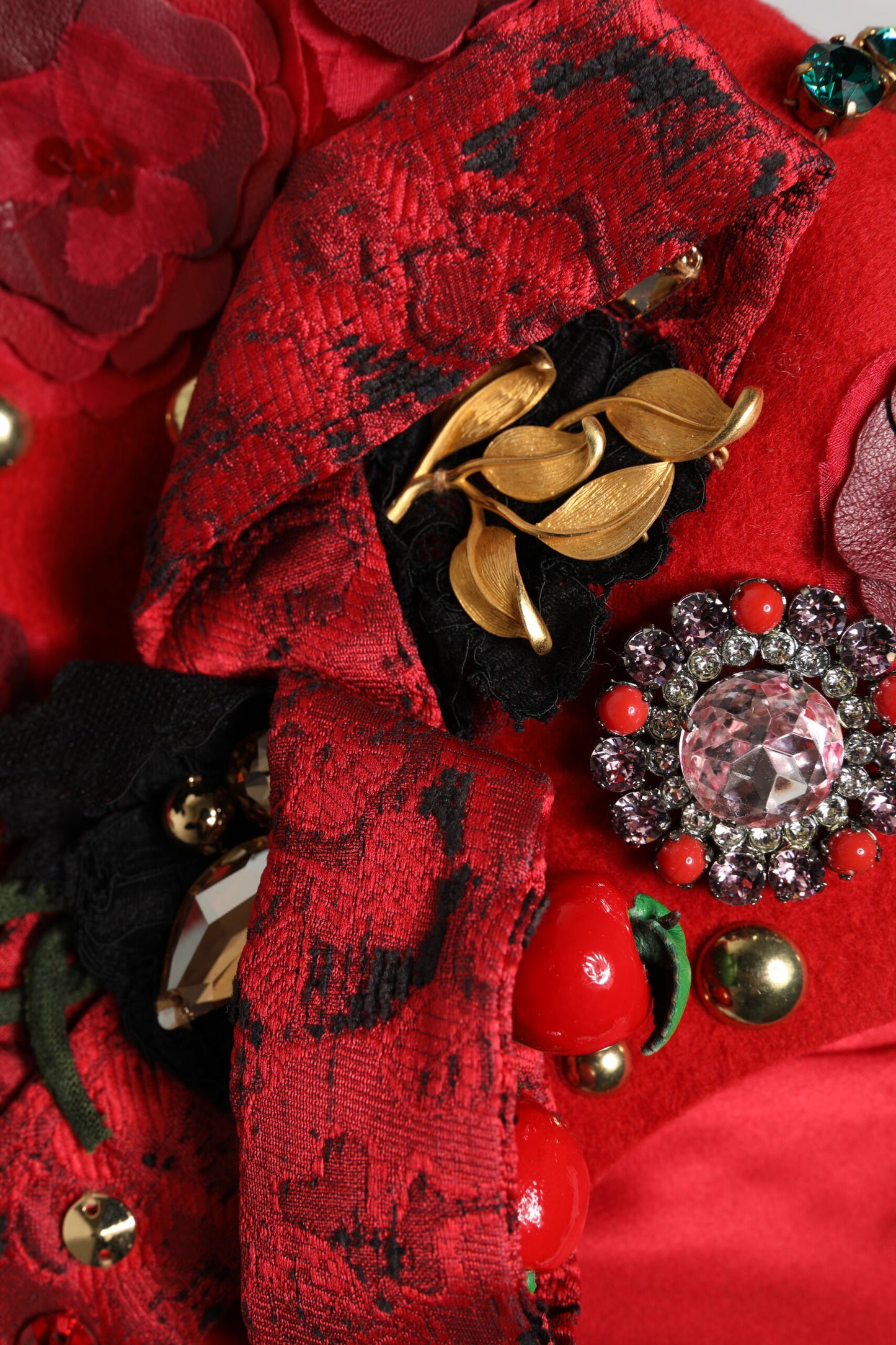 Dolce & Gabbana Rode Kristallen Gouden Rozen Broche Versierde Hoed